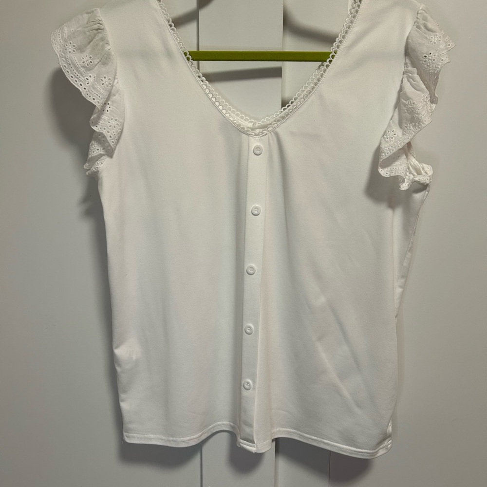 White lace trim top with ruffle sleeves. Size: S